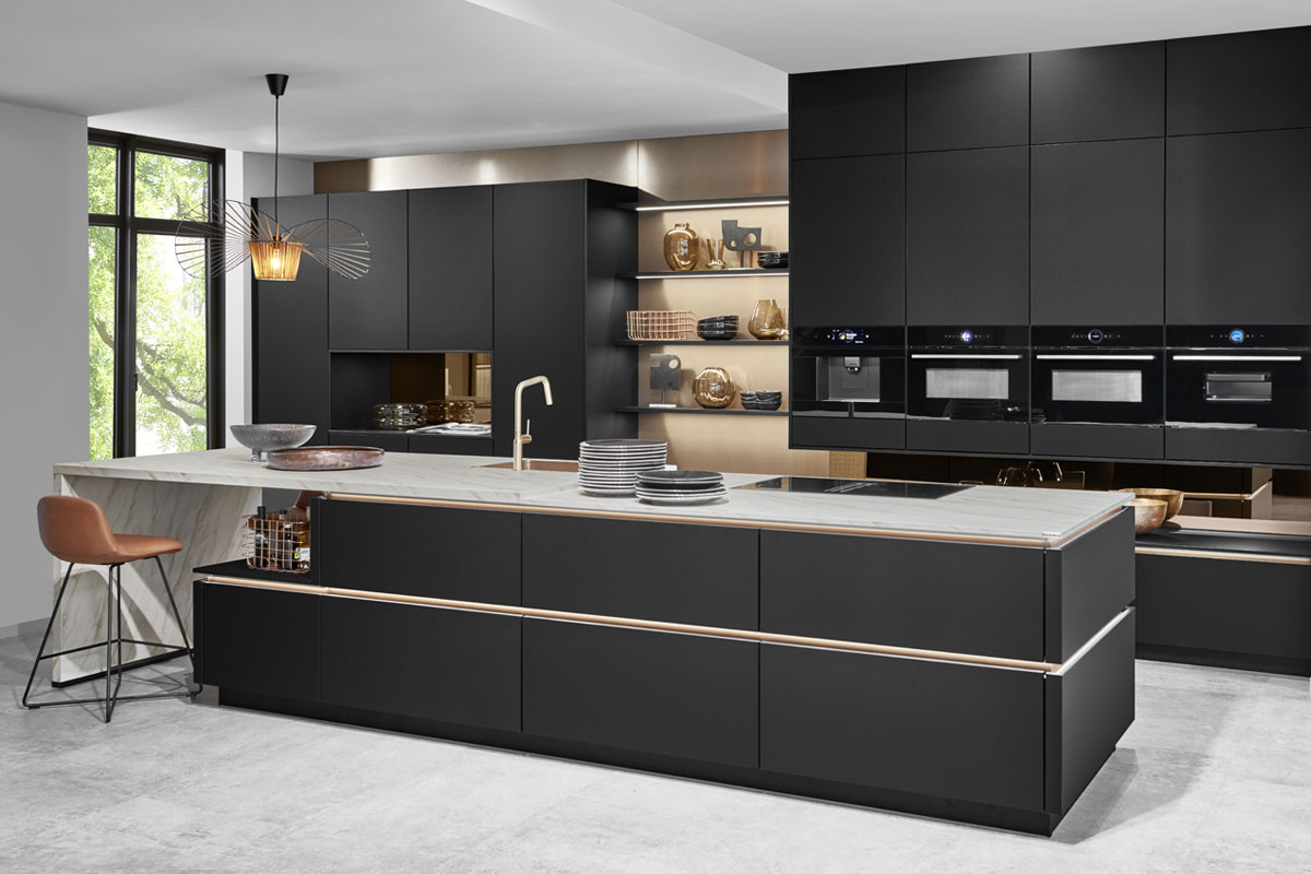 Klare Linie, edle Materialien und eine klar strukturierte Innenarchitektur – das zeichnet unsere Designküchen aus! Unsere Fachberater legen großen Wert auf zeitgemäßes und trendorientiertes Design ... gerne beraten wir Sie ausführlich!