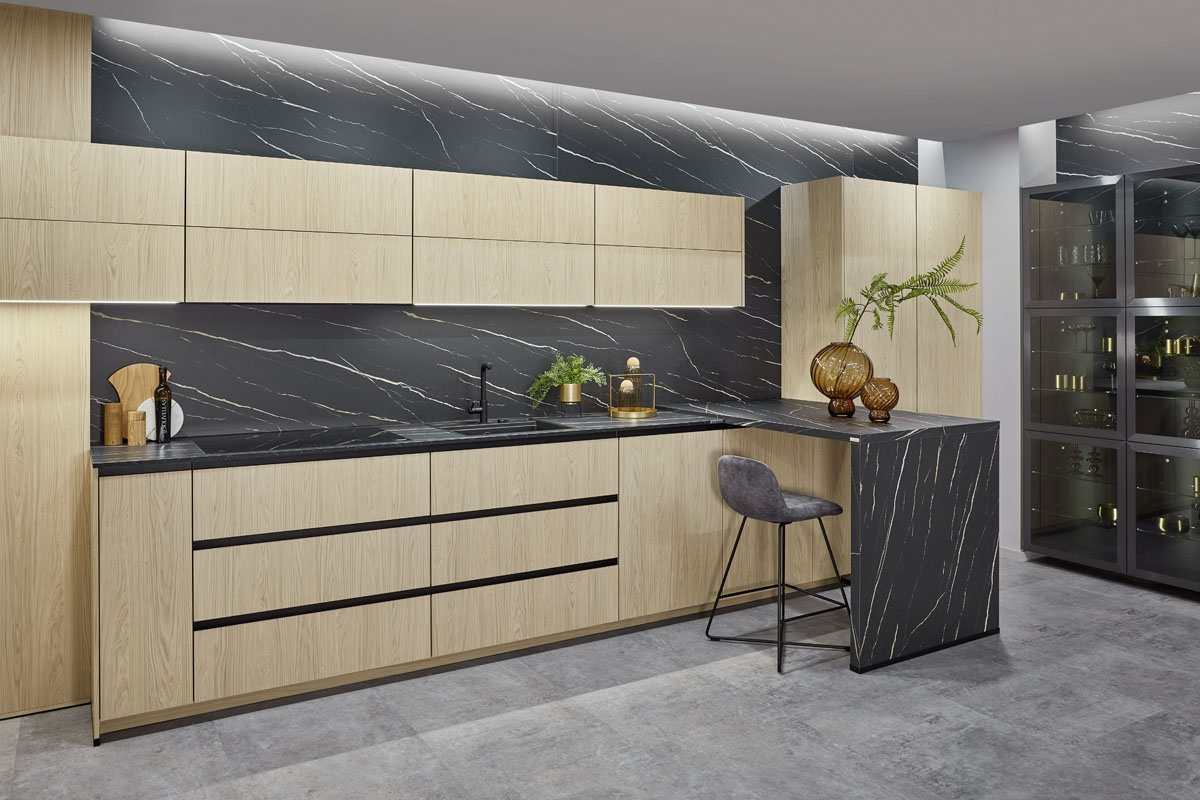 Klare Linie, edle Materialien und eine klar strukturierte Innenarchitektur – das zeichnet unsere Designküchen aus! Unsere Fachberater legen großen Wert auf zeitgemäßes und trendorientiertes Design ... gerne beraten wir Sie ausführlich!