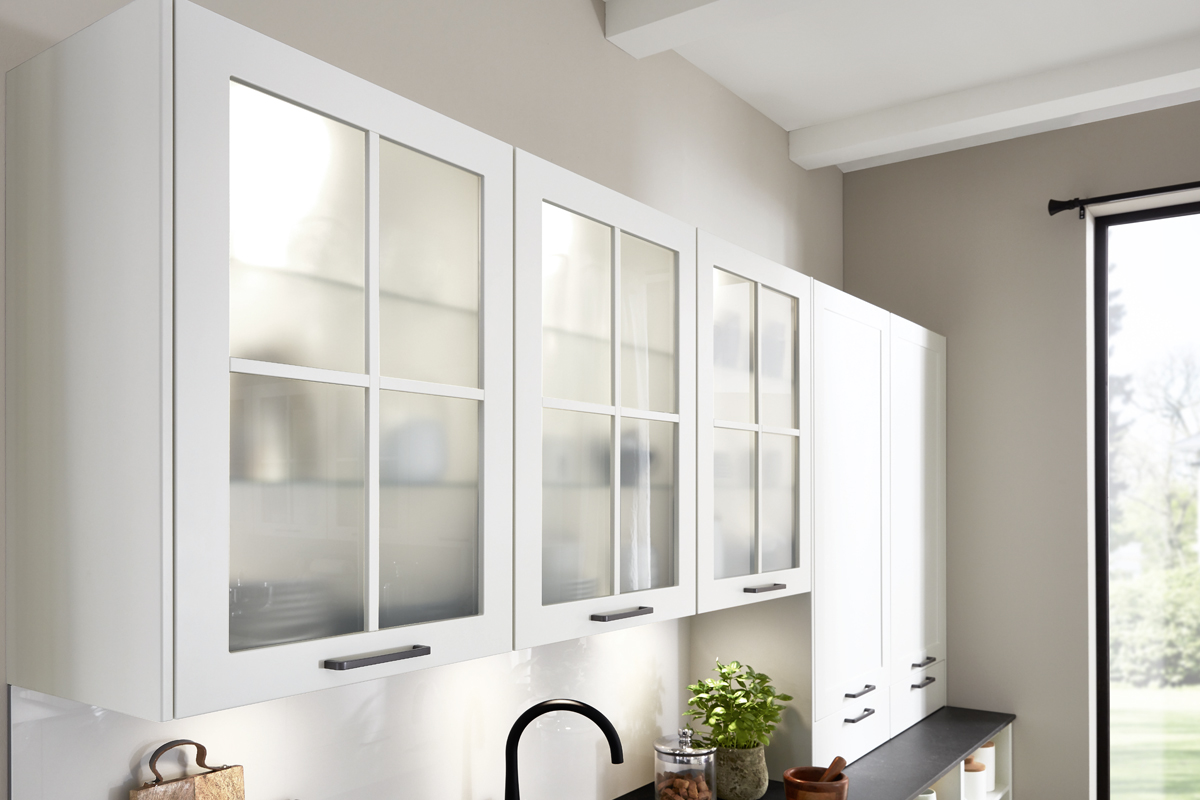 Landhausküche neu interpretiert: Mit Glaselementen und Licht für einen modernen, offenen Look.