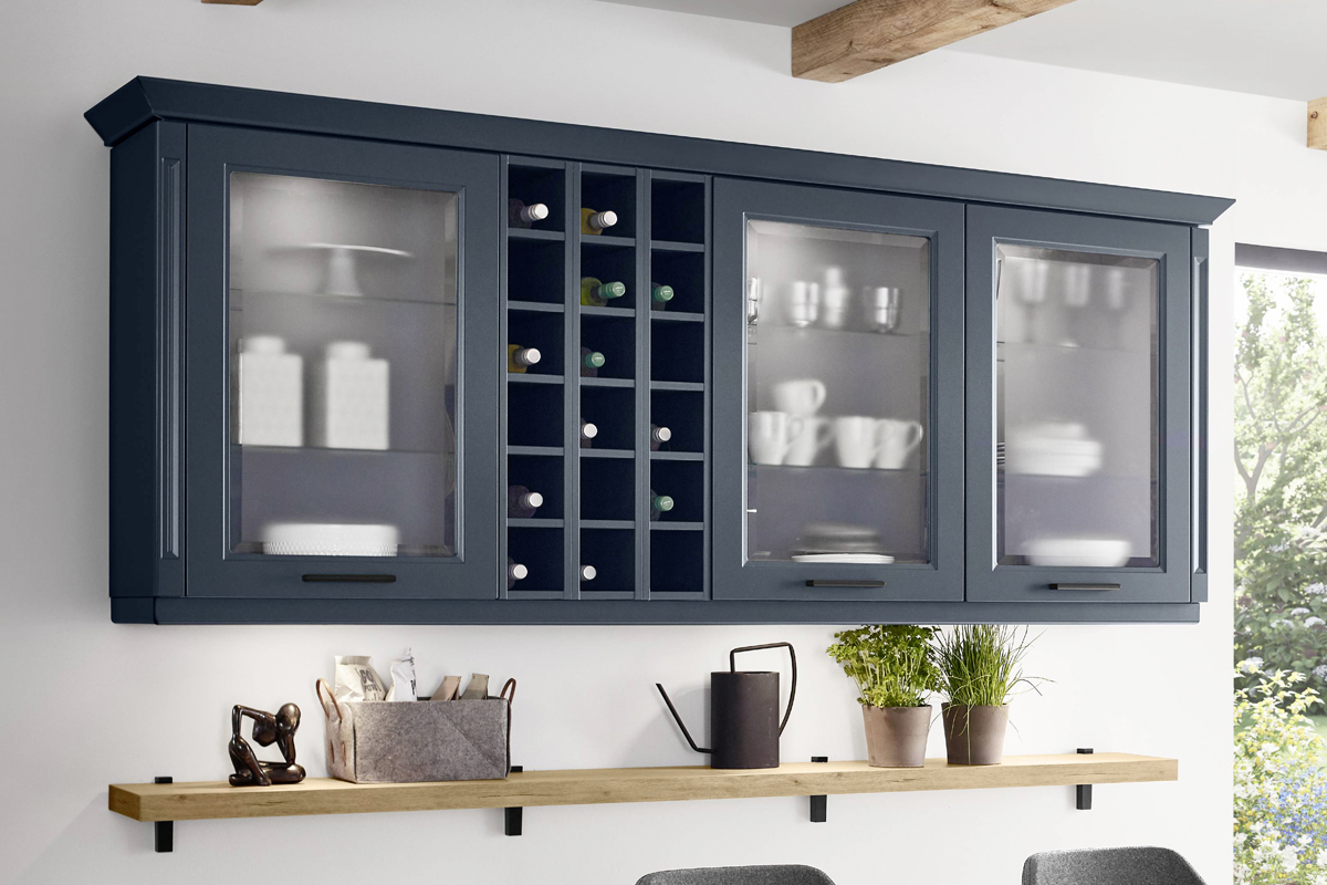 Stilvolle Akzente: Mit Glastüren zur eleganten Landhausküche.